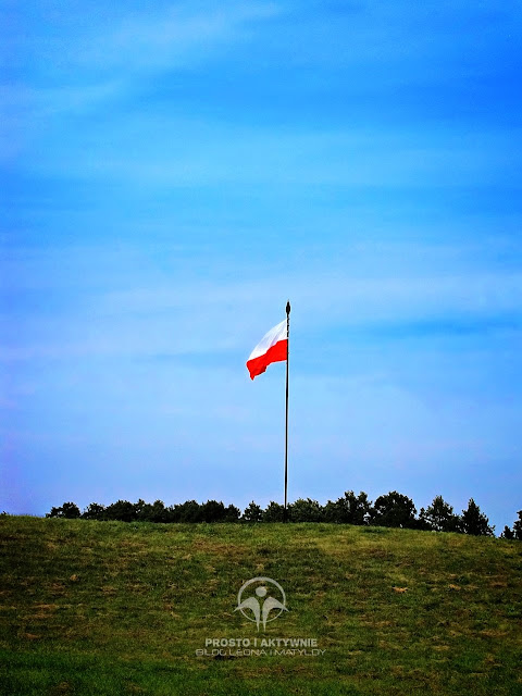 Ostrów Lednicki - Polska flaga w centrum wyspy - prawdopodobnego miejsca chrztu Polski