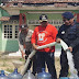 Polisi Bagikan Air Bersih Ke Rumah-rumah Warga