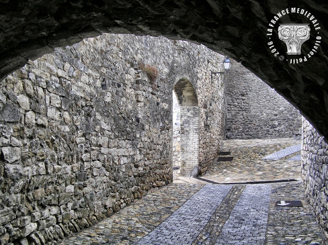 VIVIERS (07) - La ville médiévale : Rue de Châteauvieux