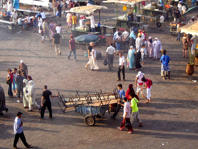 Ludzie na Jemaa El Fna w Marrakeszu