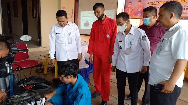 Pelatihan Perbengkelan Dasar di Kelurahan Bedahan Ditutup. Sekcam Berikan Apresiasi