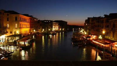 Image of Venice at night from the Rialto bridge