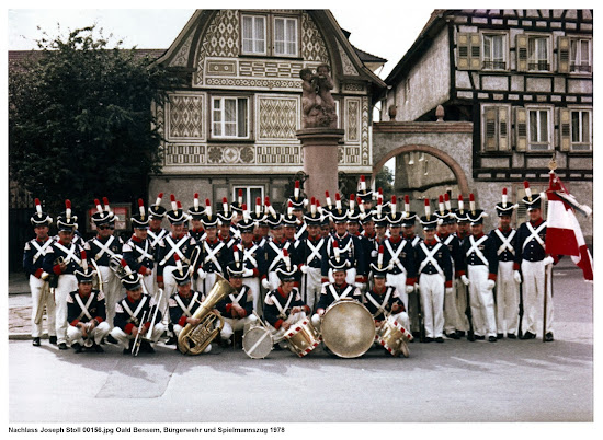 Die Bürgerwehr und Oald Bensem vor dem Hospitalbrunnen ca. 1978