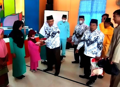 Korwil Bidang Pendidikan Lingga Berbagi Sembako Ke Warga Kurang Mampu