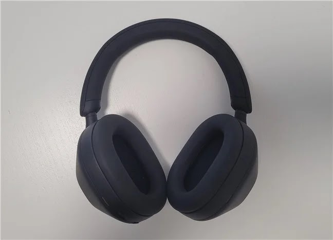 Headphone Sony WH-1000XM5 keduanya nirkabel dan berkabel