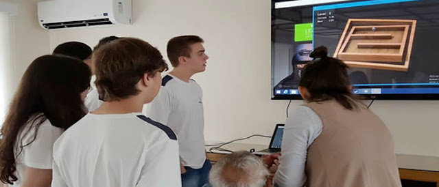 Estudantes de programação desenvolvem um game para ajudar vítimas de AVC.