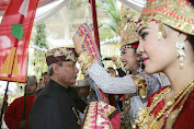 Rapat Paripurna HUT Lampung Ke-54, Pjs. Gubernur Didik Disambut Prosesi Adat Kanjauan 