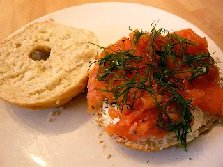 bagel, blinis au saumon et mascarpone