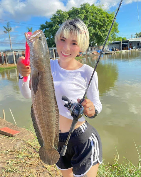 Lady Angler Seksi Berhasil Taklukan Ikan Monster