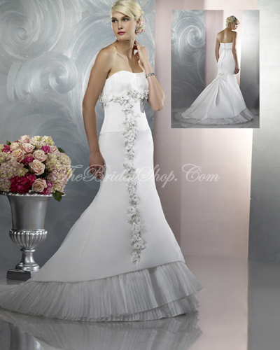 Strapless gown with organza pleats 