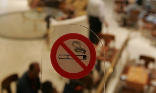 Να κλείσει τα «παράθυρα» της αντικαπνιστικής νομοθεσίας που επιτρέπουν να βαπτίζονται χώροι κατ’ ουσίαν κλειστοί ως υπαίθριοι, διαλύοντας τον καπνό που θολώνει το τοπίο για τις ελεγκτικές αρχές, θα επιχειρήσει το πρώτο τρίμηνο του 2023 το υπουργείο Υγείας.