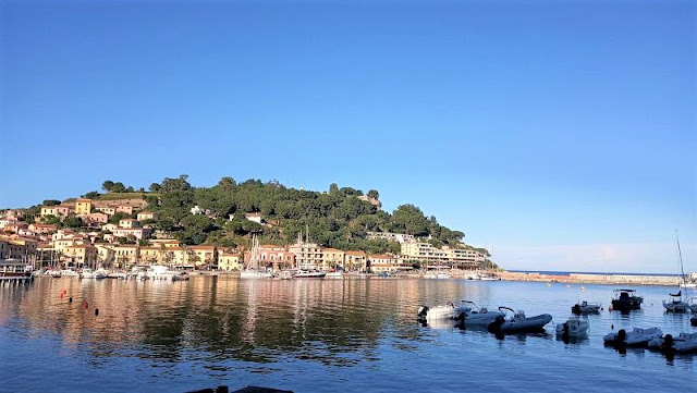 il porticciolo di porto azzurro al tramonto