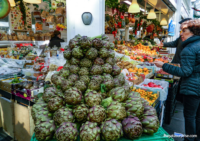 Alcachofras frescas em uma banca do Mercado do Testaccio, Roma