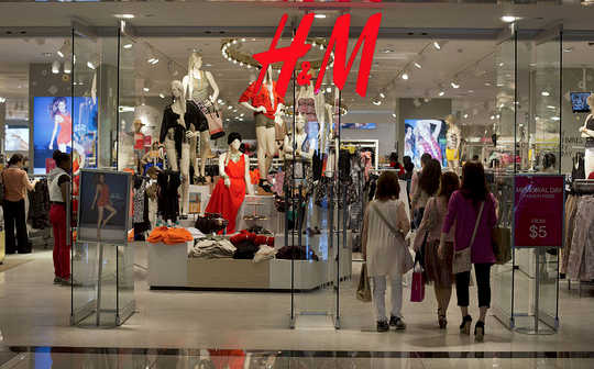  H&M Stores Trashed in S. Africa Anti-Racism Protest, eNCA Says