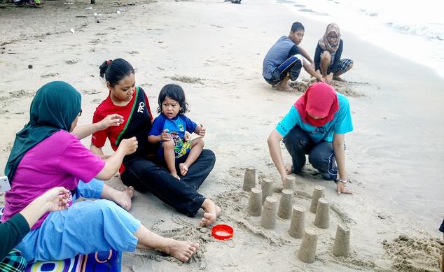 Mandi Pantai Teluk Batik 