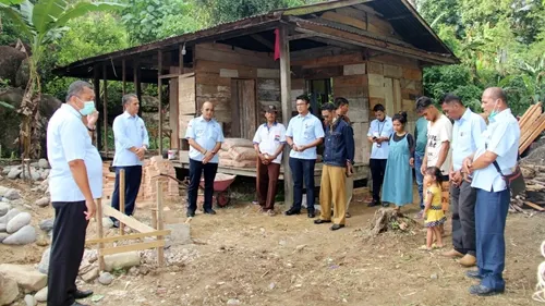 Dirut Perumda Air Minum Kota Padang Letakan Batu Pertama Pembangunan Bedah Rumah di Guo Kuranji