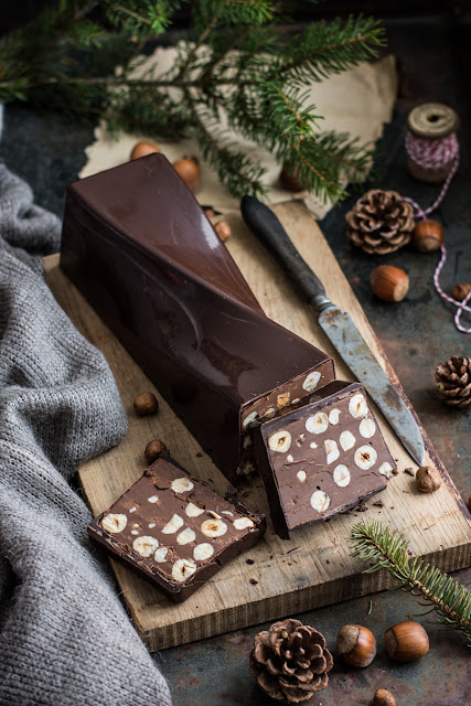 Bûche de chocolat et noisettes