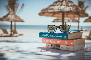 m’installer sur la plage et m’évader dans une pile de livres pendant des heures…