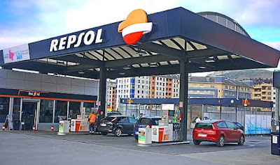 Descubre cómo puedes gastar menos al repostar en gasolineras Repsol y al usar peajes.