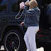 Hilary llegando a una clínica en Sherman Oaks (18.04)+