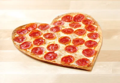 صورة بيتزا على شكل قلب، خلفيات جميلة للأطعة والاكل