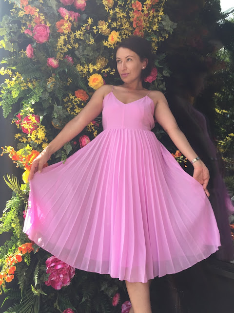 Adriana Style Blog, Fashion, Moda, Asos Pleated Dress, Pink Dress, iphone6 photos, sunny day, gold heels, London, London girl, Plisowana Sukienka Asos, Różowa Sukienka, Londyn, Złote Szpilki