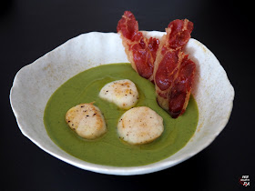 Suave crema de guisantes a la menta, acompañada de vieiras a baja temperatura y crujiente de jamón ibérico.