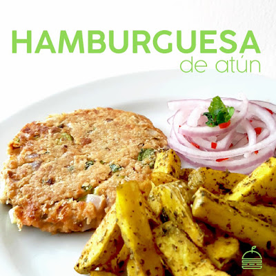 Imagen de hamburguesa de atún con papas al horno y sarsa criolla