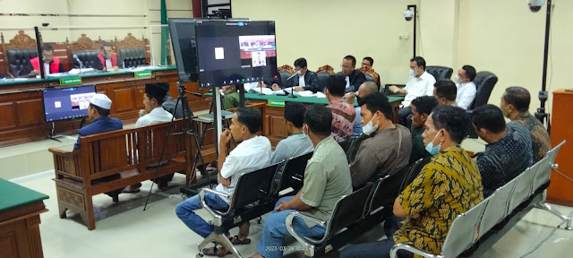 Keterangan foto dari belakang sebelah kiri Staf Sekretariat DPRD Jatim Gigih Budoyo dan Kepala Biro Kesejahteraan Rakyat (Kabiro Kesra) Imam Hidayat serta 13 Ketua Pokmas