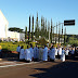 Procissão de Corpus Christi celebrada  com tapetes feitos com pó de serra colorido