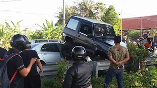 Haduh, Feroza monster ini nabrak bertumpuk diatas sedan Altis