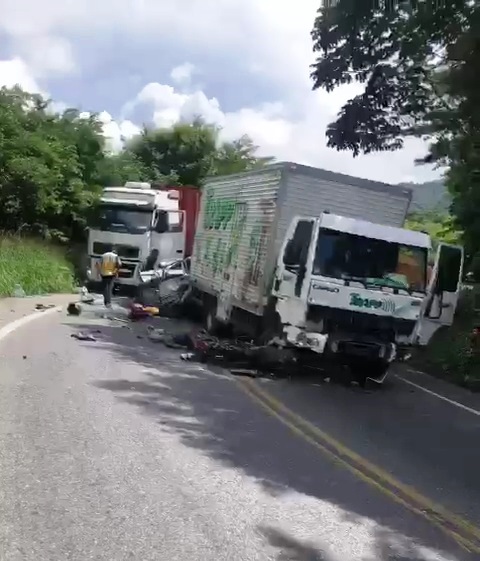 Engavetamento entre sete veículos deixa duas pessoas mortas na BR-222 em Tianguá-CE