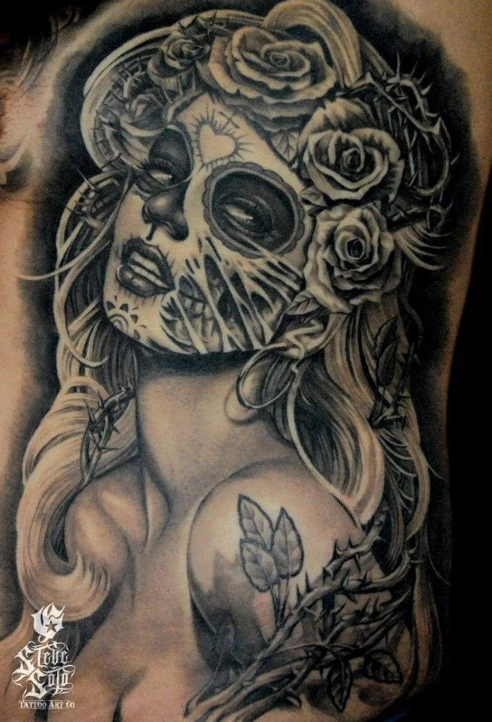 Vemos un tatuaje de catrina  zombie