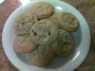 Lautasellinen chocolate chip cookieseja.