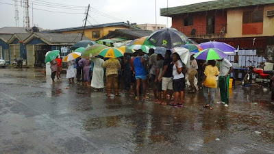 lagosian voting in the rain i Nigeria