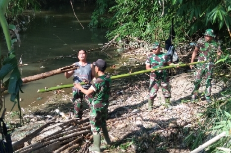 WARGA, KORAMIL & BBWS NEMGAWAN SOLO BERSIHAKAN SUNGAI SALAM GATAK