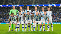 REAL SOCIEDAD DE FÚTBOL. Temporada 2023-24. Álex Remiro, Brais Méndez, Robin Le Normand, Mikel Merino, Aritz Elustondo, Martín Zubimendi. Take Kubo, Ander Barrenetxea, Igor Zubeldia, Mikel Oyarzabal, Aihen Muñoz. REAL SOCIEDAD DE FÚTBOL 3 🆚 SPORT LISBOA E BENFICA 1 Miércoles 08/11/2023, 18:45 horas. Liga de Campeones de la UEFA, fase de grupos, Grupo D, jornada 4. San Sebastián, Guipúzcoa, España, Reale Arena: 36.815 espectadores. GOLES: ⚽1-0: 6’, Mikel Merino. ⚽2-0: 11’, Mikel Oyarzabal. ⚽3-0: 21’, Ander Barrenetxea. ⚽3-1: 49’, Rafa Silva.