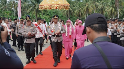 Kunker ke Polres Bolmong, Kapolda Sulut Yudhiawan di Sambut Adat Bolango