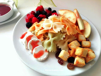 ensalada de pasta con queso de cabra