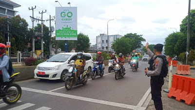 Ditsamapta Polda Banten Rutin Gatur Lantas Pagi Hari, Bantu Seberangkan Warga