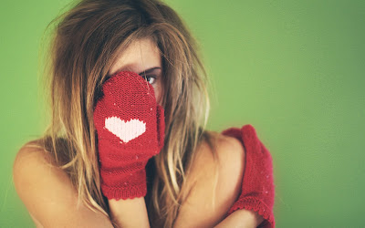 beauty-blonde-girl-winter-mittens-heart-love-photo-wallpaper-1680x1050