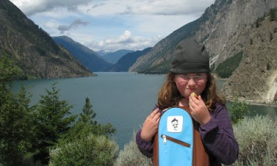 I autocamper gør vi stop ved opdæmmet sø denfor Lillooet, British Columbia, Canada