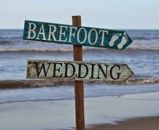 barefoot wedding ahşap tabela sahil düğünü