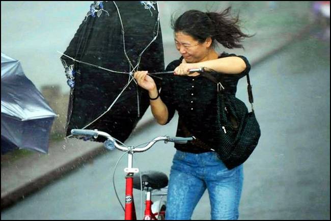 A Powerful Typhoon in Shangai, China Seen On www.dil-ki-dunya.tk