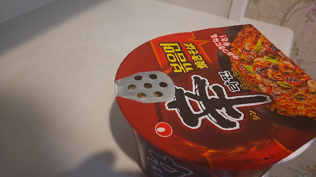 辛ラーメン焼きそばカップ湯切り口
