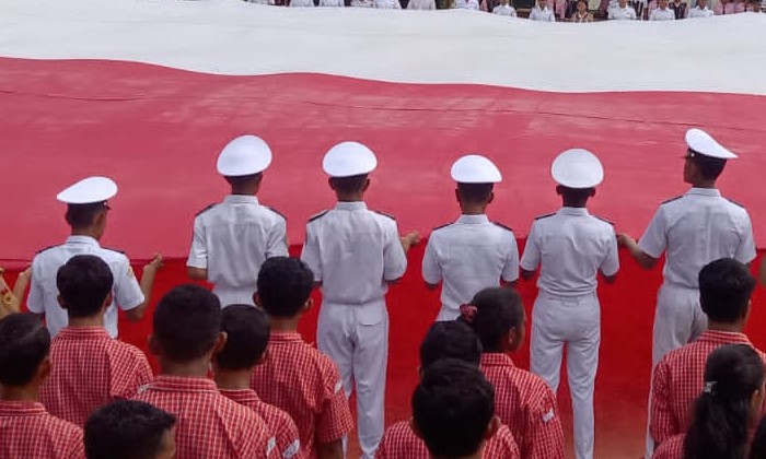 Ketika 'Bendera Raksasa' Berkibar di  SMK Stella Maris