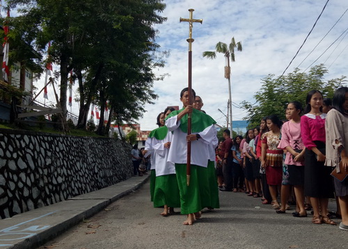 Ribuan Umat Paroki Kristus Raja Katedral Sintang Ikuti Perarakan Kitab Suci