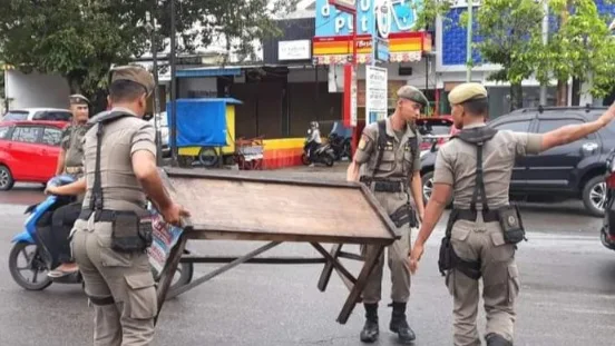 Satpol PP Kota Padang Tertibkan Lapak PKL di Kawasan Bundo Kanduang dan Sepanjang Jalan Proklamasi