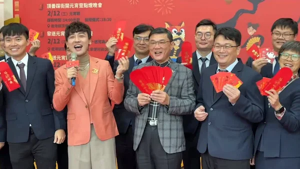 ▲鹿港鎮長許志宏率領施政團隊舉行團拜開工。（記者林明佑翻攝）