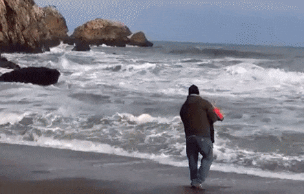 Menos Mal Que No Se Mojó El Bebé. Gif divertido. 
